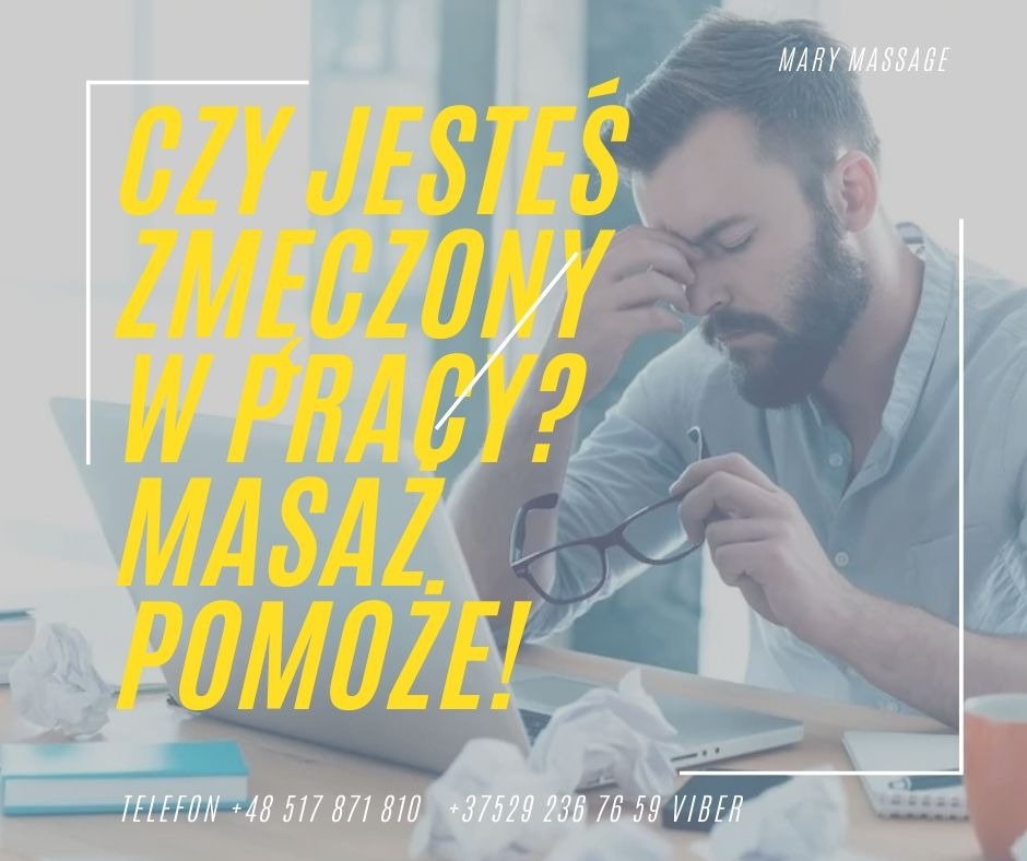Mężczyzna z brodą, zmęczony pracą przy laptopie, trzyma okulary w dłoni, obok zmięte kartki; reklama usługi relaksacyjnej z napisem 'Czy jesteś zmęczony w pracy? Masaż pomoże!'