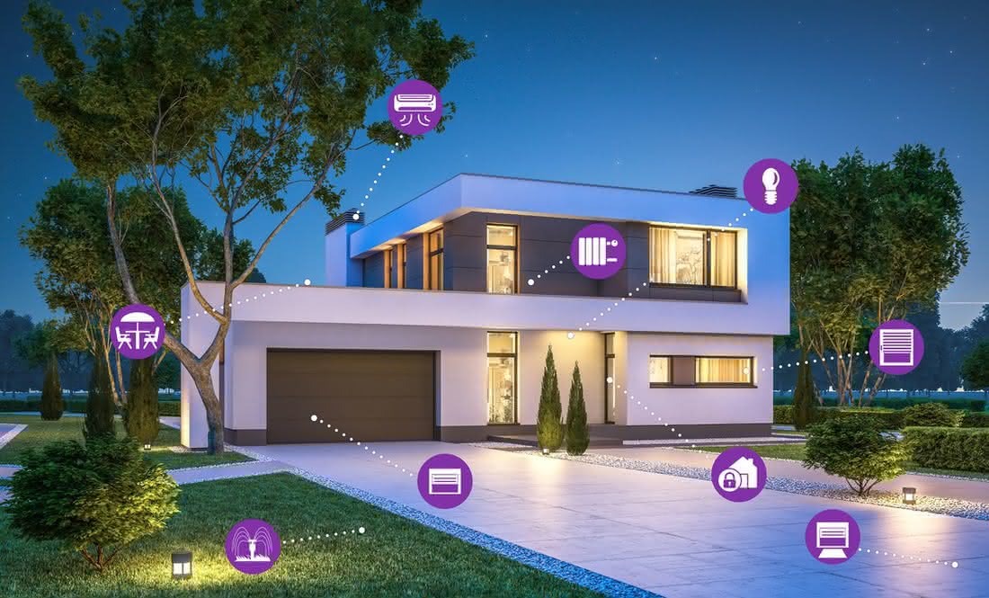 Wizualizacja inteligentnego domu z ikonami symbolizującymi różne systemy: klimatyzacja, oświetlenie, ogrzewanie, alarm, rolety, nawadnianie ogrodu i meble ogrodowe. Nowoczesna architektura budynku...