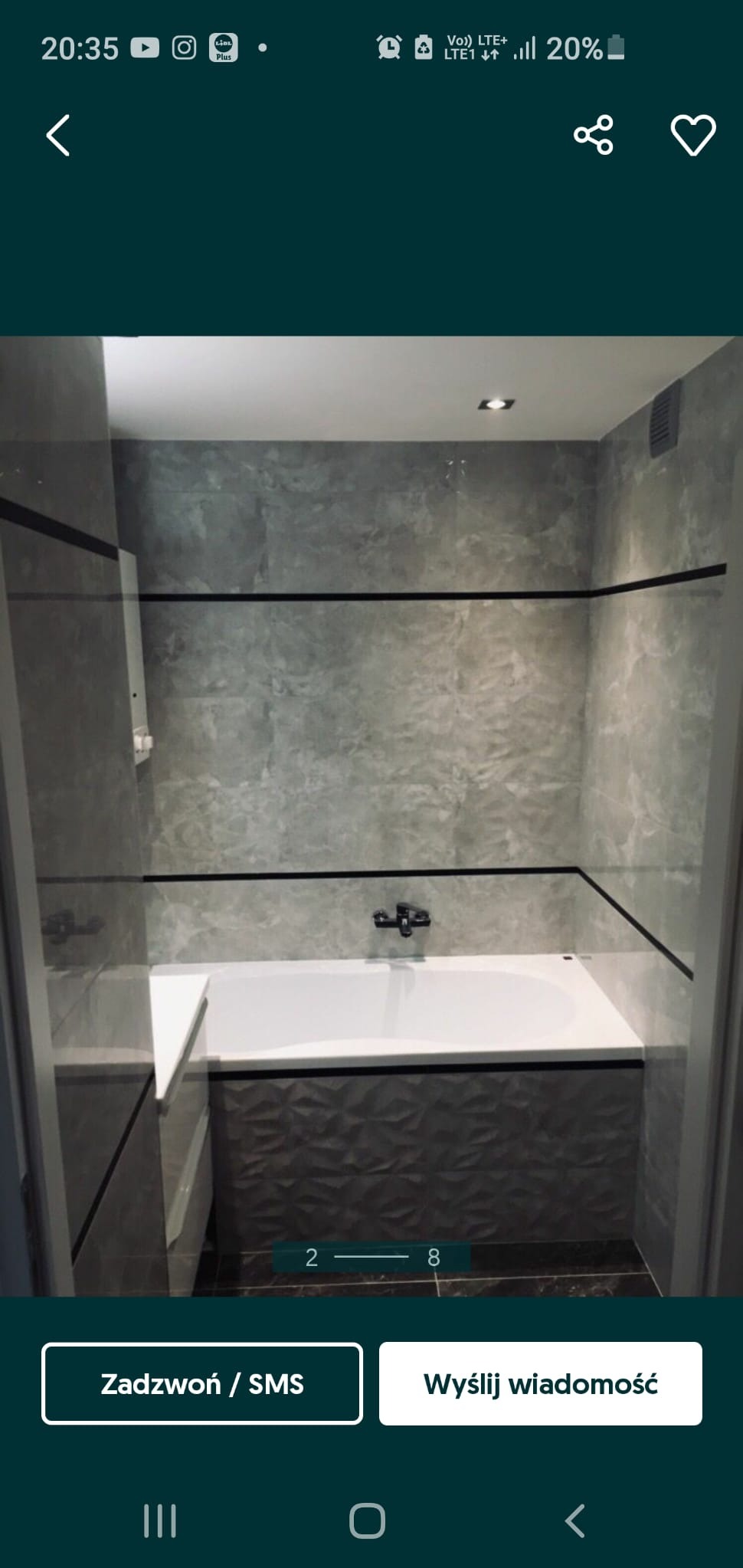 Nowoczesna łazienka z wanną obudowaną płytkami 3D, ściany wyłożone szarymi płytkami imitującymi marmur, czarne listwy dekoracyjne.