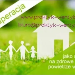 Grafika przedstawiająca rodzinę i dom z papieru na tle zielonej trawy, z adresem strony internetowej i hasłem o zdrowym powietrzu w domu.