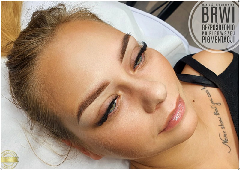 Kobieta po zabiegu makijażu permanentnego brwi, widoczne świeżo pigmentowane brwi, długie rzęsy i tatuaż na szyi.