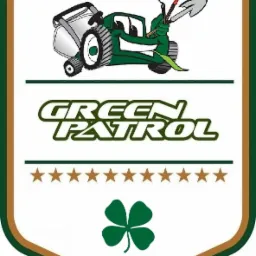 Grafika z logo firmy Green Patrol przedstawiająca uśmiechniętą kosiarkę z narzędziami ogrodniczymi i koniczyną.