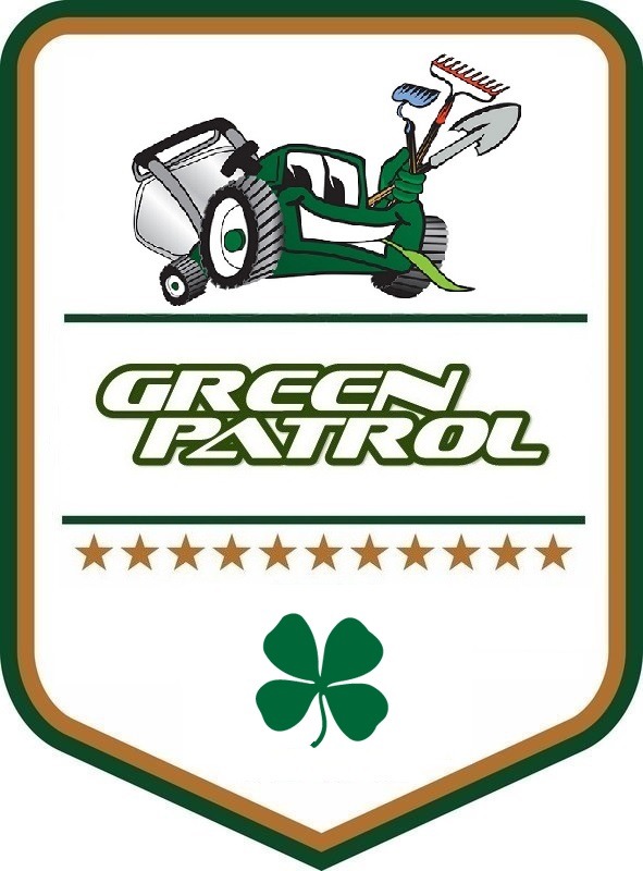 Grafika z logo firmy Green Patrol przedstawiająca uśmiechniętą kosiarkę z narzędziami ogrodniczymi i koniczyną.