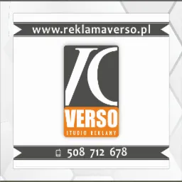 Logo firmy Verso Studio Reklamy z adresem www.reklamaverso.pl i numerem telefonu 508 712 678, umieszczone na białym tle z szarymi elementami graficznymi.