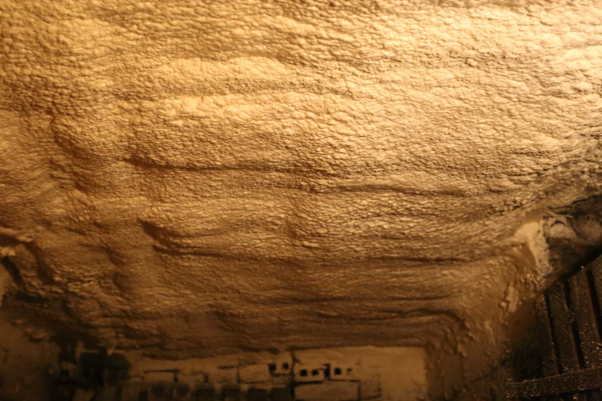 Pianka zamkniętokomórkowa na stropie w piwnicy