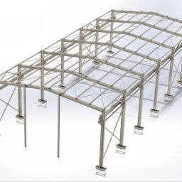 ProjektCad24h - Wizualizacja 3D szkieletu hali stalowej z widocznymi słupami, kratownicami dachowymi i elementami mocującymi na białym tle.
