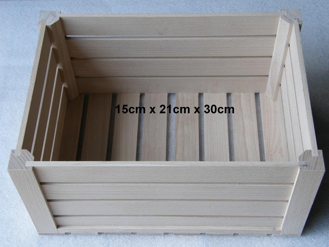 Pusta, jasna, drewniana skrzynka z listew, o wymiarach 15cm x 21cm x 30cm, widoczna z góry.