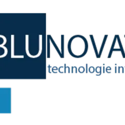 Logo firmy Blunovation technologie informatyczne, składające się z nazwy firmy i hasła w kolorze niebieskim, umieszczonych obok grafiki z kwadratów w różnych odcieniach koloru niebieskiego.