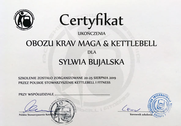 Certyfikat ukończenia obozu Krav Maga & Kettlebell dla Sylwii Bujalskiej, zorganizowanego przez Polskie Stowarzyszenie Kettlebell i Fitness w sierpniu 2019, widoczne logo stowarzyszenia i podpisy.