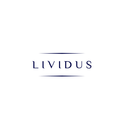 Minimalistyczne logo firmy Lividus w kolorze granatowym, umieszczone między dwiema cienkimi liniami poziomymi, na białym tle.