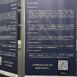 Dwa roll-upy reklamowe kancelarii adwokackiej Niedziałkowscy, prezentujące zakres usług: prawo karne, cywilne, rodzinne, spadkowe i odszkodowań, z danymi kontaktowymi i adresem w Łodzi i Pabianicach.