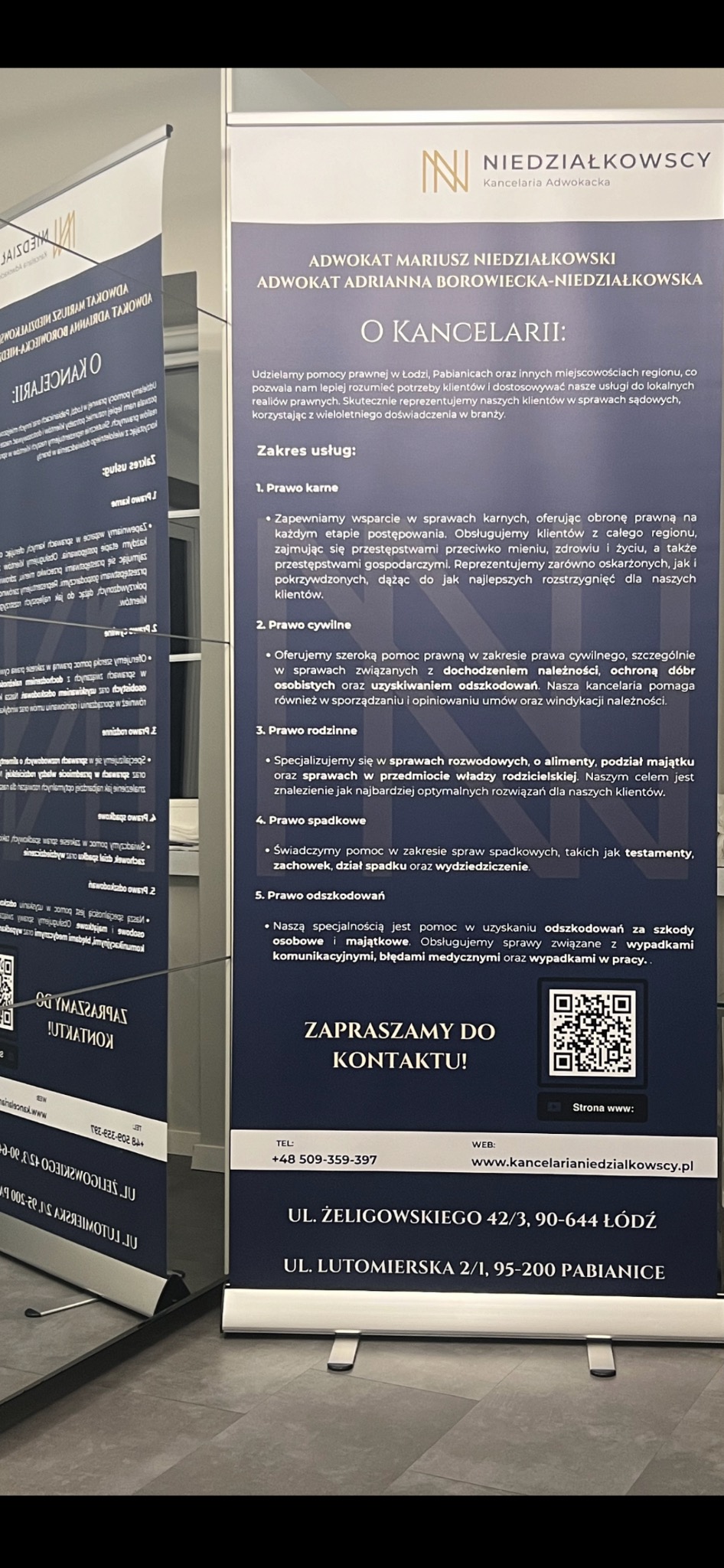 Dwa roll-upy reklamowe kancelarii adwokackiej Niedziałkowscy, prezentujące zakres usług: prawo karne, cywilne, rodzinne, spadkowe i odszkodowań, z danymi kontaktowymi i adresem w Łodzi i Pabianicach.