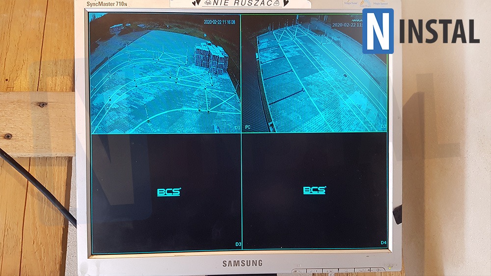 Ekran monitora Samsung SyncMaster 710N z podglądem z czterech kamer monitoringu BCS, umieszczony na drewnianej ścianie, z naklejką 'NIE RUSZAĆ' u góry i logo 'N INSTAL' w prawym górnym rogu.