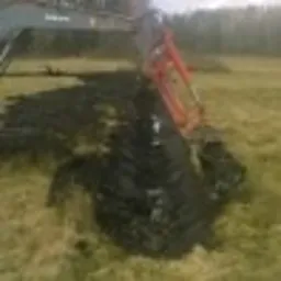 Kopanie rowu na terenie podmokłym