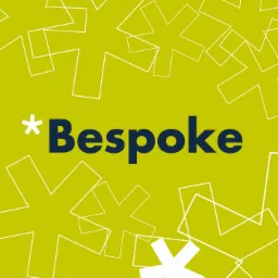 Grafika z napisem 'Bespoke' w kolorze granatowym, poprzedzonym białym symbolem gwiazdki, na oliwkowym tle z białymi geometrycznymi kształtami przypominającymi gwiazdy lub płatki śniegu.