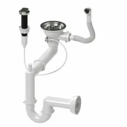 Biały syfon zlewozmywakowy z metalowym odpływem i elastycznym wężem, widok z boku na białym tle.