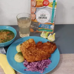 Zestaw obiadowy z kotletem, ziemniakami i surówką z czerwonej kapusty, podany z rosołem i szklanką wody w Zamościu, z menu cateringowego 'Kura Domowa' z dekoracyjnymi kurczaczkami.