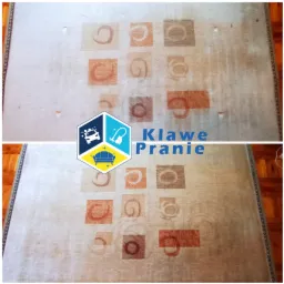 Dywan w kwadraty przed i po czyszczeniu, widoczne różnice w kolorze i plamach. Logo firmy w centralnej części zdjęcia. Parkiet na obrzeżach kadru.