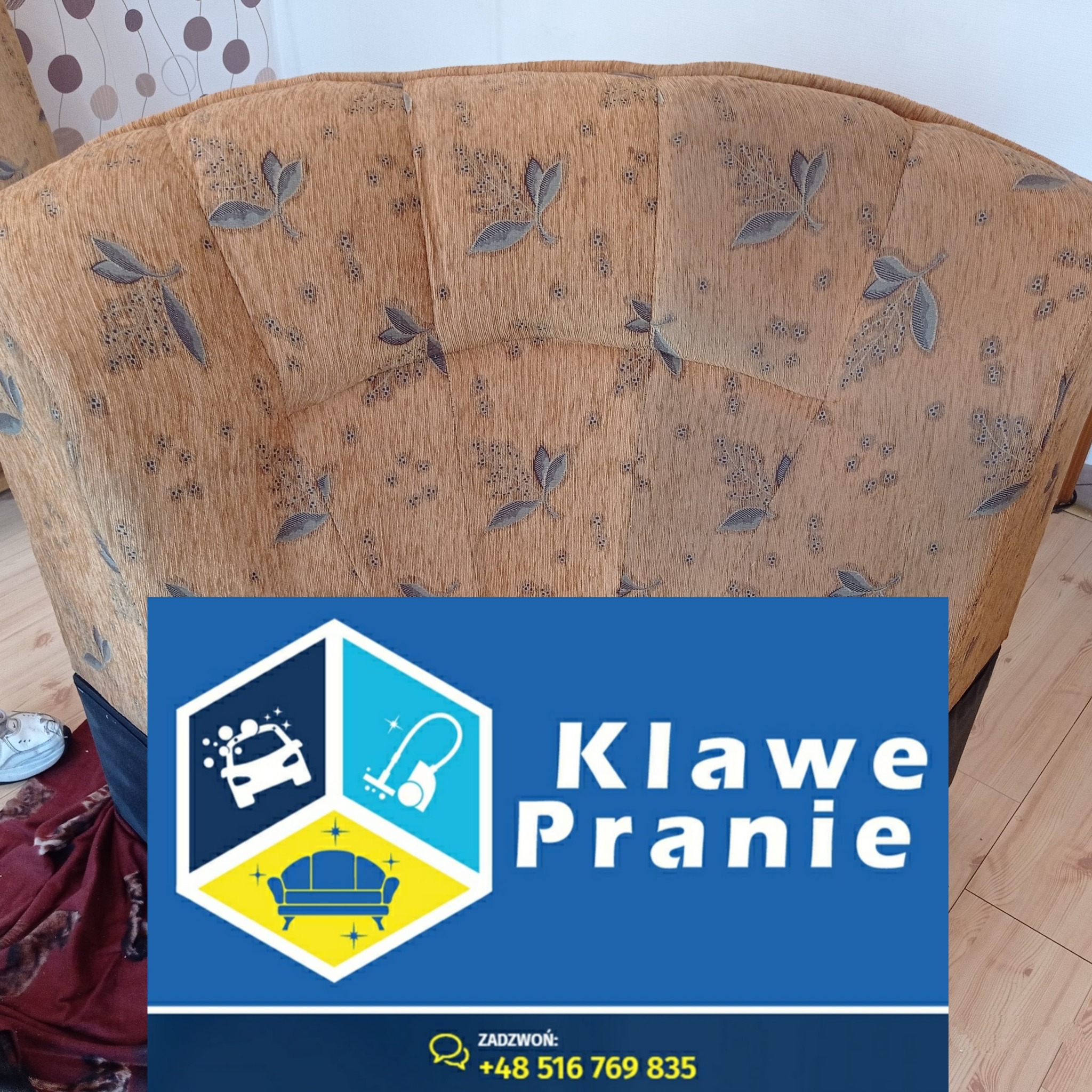 Część kanapy z brązową tapicerką w kwiaty, zasłonięta banerem reklamowym firmy oferującej pranie tapicerki. Widoczny fragment podłogi i buta.