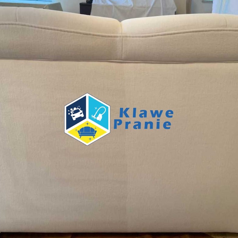 Kanapa w odcieniach beżu, z widoczną różnicą w czystości po prawej stronie, logo firmy po lewej stronie. Ukazany efekt czyszczenia tapicerki.