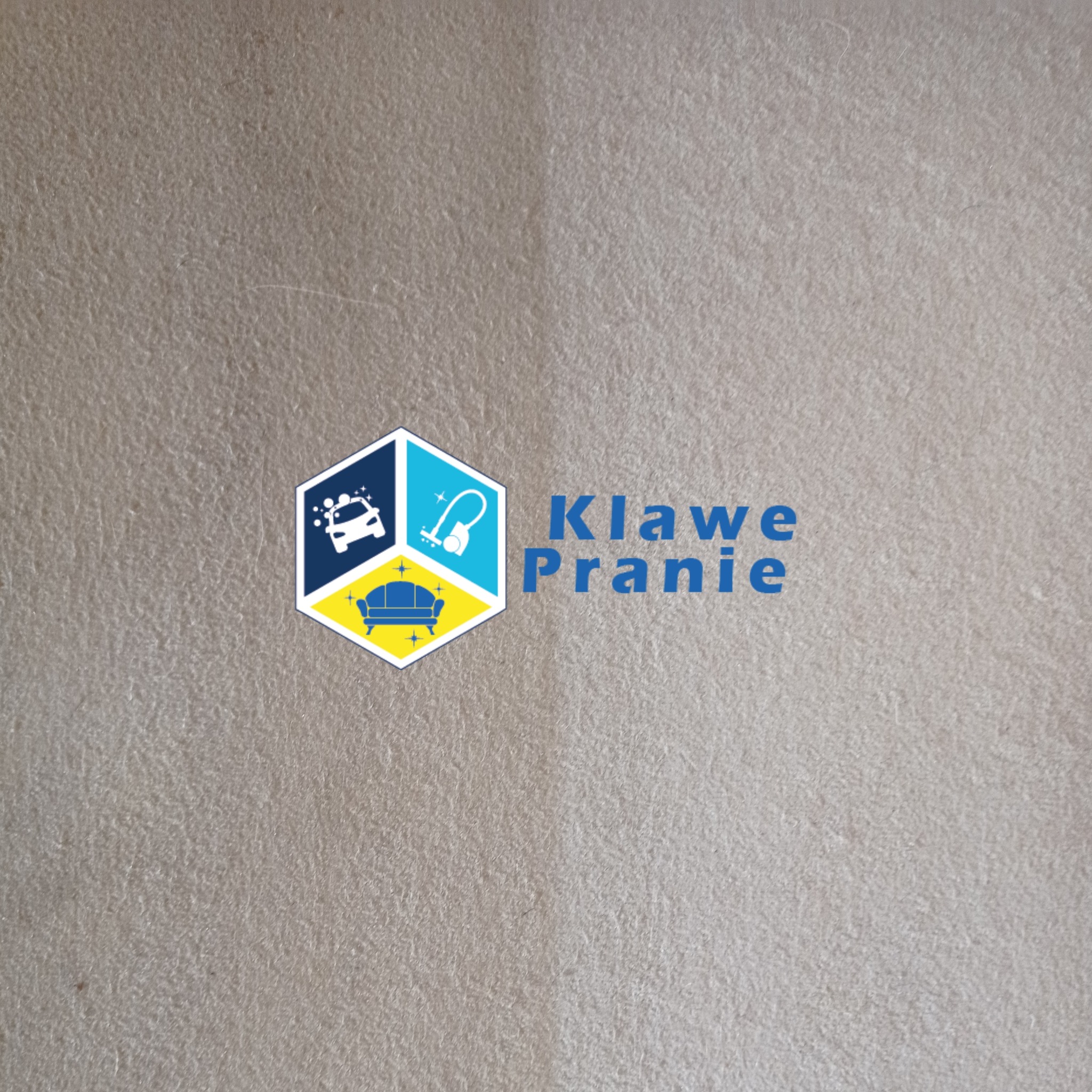 Tapicerka kanapy przed i po czyszczeniu, z widocznym logo firmy 'Klawe Pranie'. Kontrastujące obszary prezentują efekt prania.