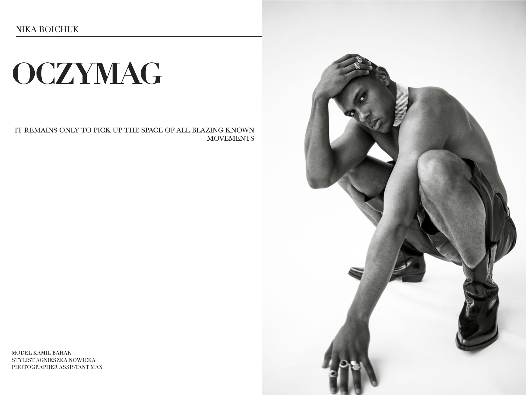 Czarno-białe zdjęcie mężczyzny w kucki, z ręką na głowie i pierścionkami, w stylistyce sesji modowej z widocznym logotypem magazynu i informacjami o modelce, styliście i asystencie fotografa po...