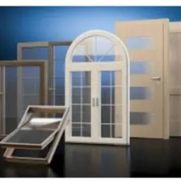 Ekspozycja różnych modeli okien i drzwi: okno dachowe uchylne, okno łukowe dwuskrzydłowe, okna standardowe i drzwi wewnętrzne z przeszkleniami oraz pełne.