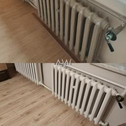 Aw Remonty - Porównanie stanu grzejnika przed i po odnowieniu. Górna część zdjęcia pokazuje stary, zakurzony grzejnik, a dolna część odnowiony, pomalowany na biało grzejnik na tle paneli podłogowych.