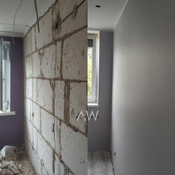 Aw Remonty - Pokój w Wleniu w trakcie metamorfozy: surowa ściana z bloków przed i gładko pomalowana ściana po remoncie, widoczne okno i fragment podłogi.