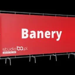Czerwony baner reklamowy na metalowym stelażu z napisem 'Banery' i logo 'studiobo.pl', reklama dla firm, na czarnym tle.