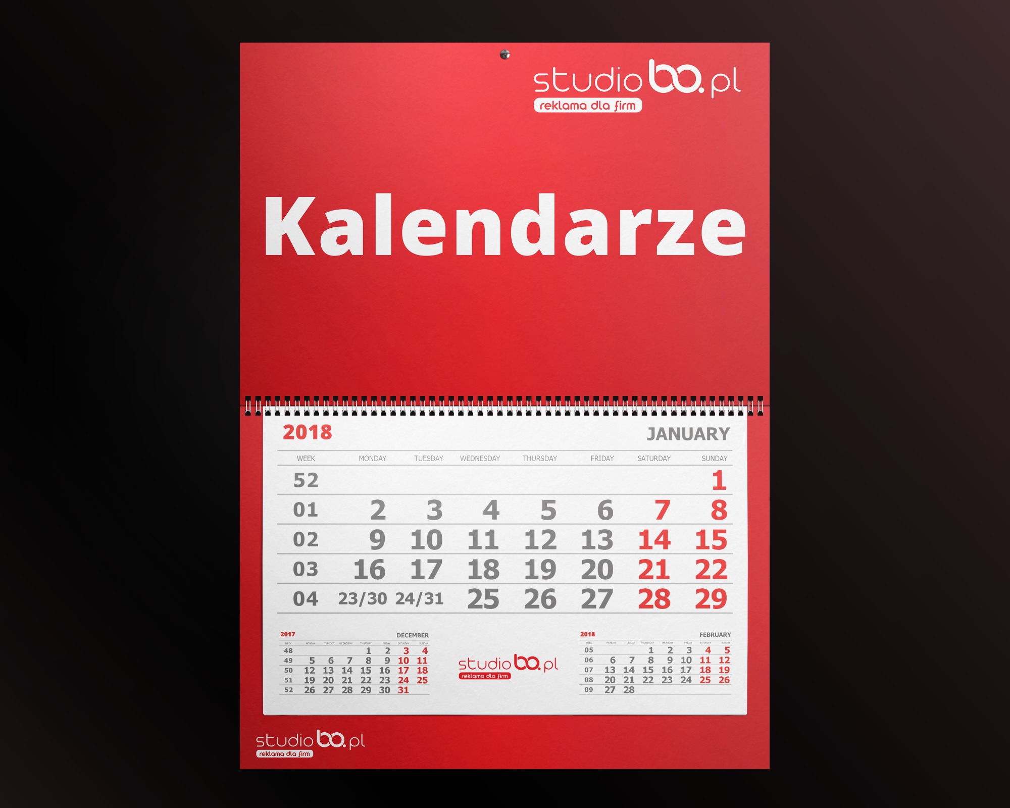 Czerwony kalendarz ścienny z logo firmy z Tczewa, widoczny miesiąc styczeń 2018 roku, spiralne łączenie kartek.