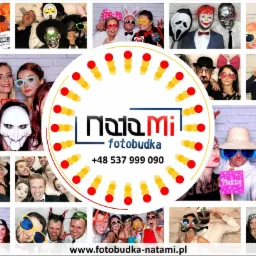 Kolaż zdjęć z sesji w fotobudce, prezentujący różne grupy osób w przebraniach i z rekwizytami, otoczony logo i danymi kontaktowymi firmy oferującej usługę.