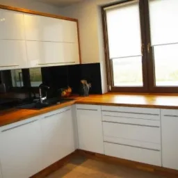 Kuchnia z frontami lakierowanymi ze wstawkami z forniru