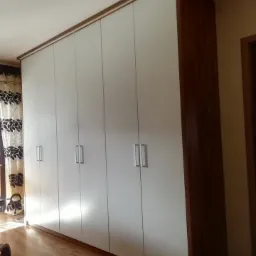 Szafa otwierana klasycznie.