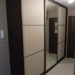 Szafa z drzwiami przesuwnymi.