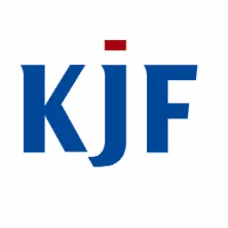 Niebieskie litery KJF z czerwonym akcentem nad J na białym tle, logo firmy.