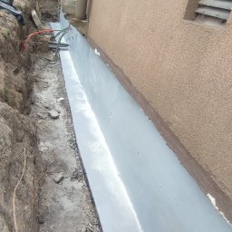 Hydroizolacja fundamentów i ściany fundamentowej. Szybko, sprawnie, skutecznie. suchachata.pl