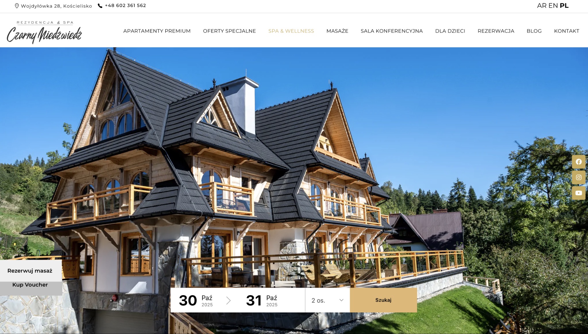 Strona internetowa rezydencji Czarny Niedźwiedź prezentująca architekturę budynku w stylu góralskim na tle błękitnego nieba i zieleni. Widoczny formularz rezerwacji.