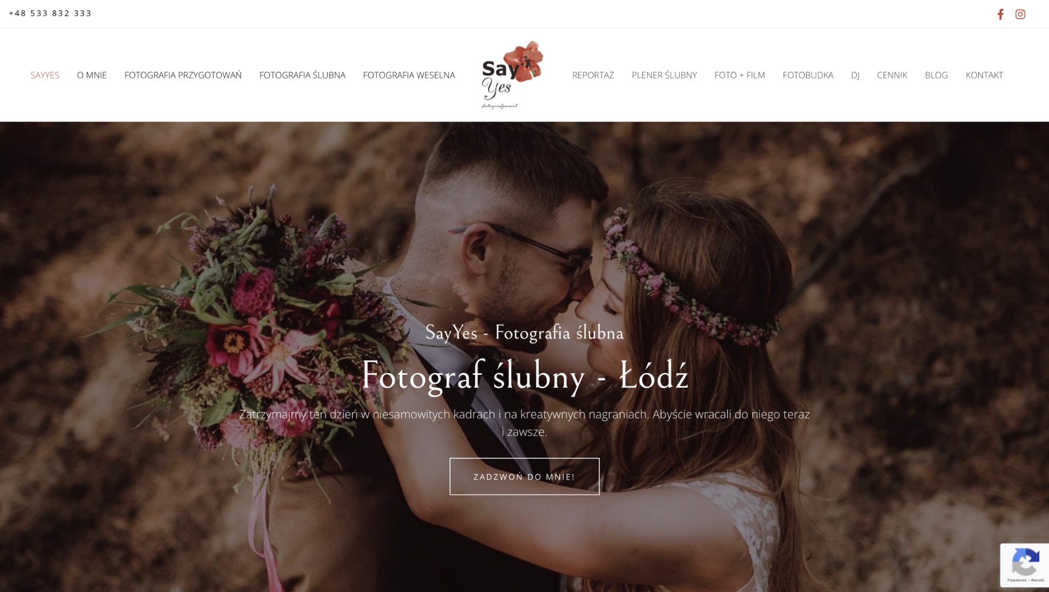 Strona fotografa ślubnego z Łodzi: para młoda w objęciach, bukiet ślubny, w tle naturalna sceneria. Romantyczna fotografia ślubna w stylu boho.