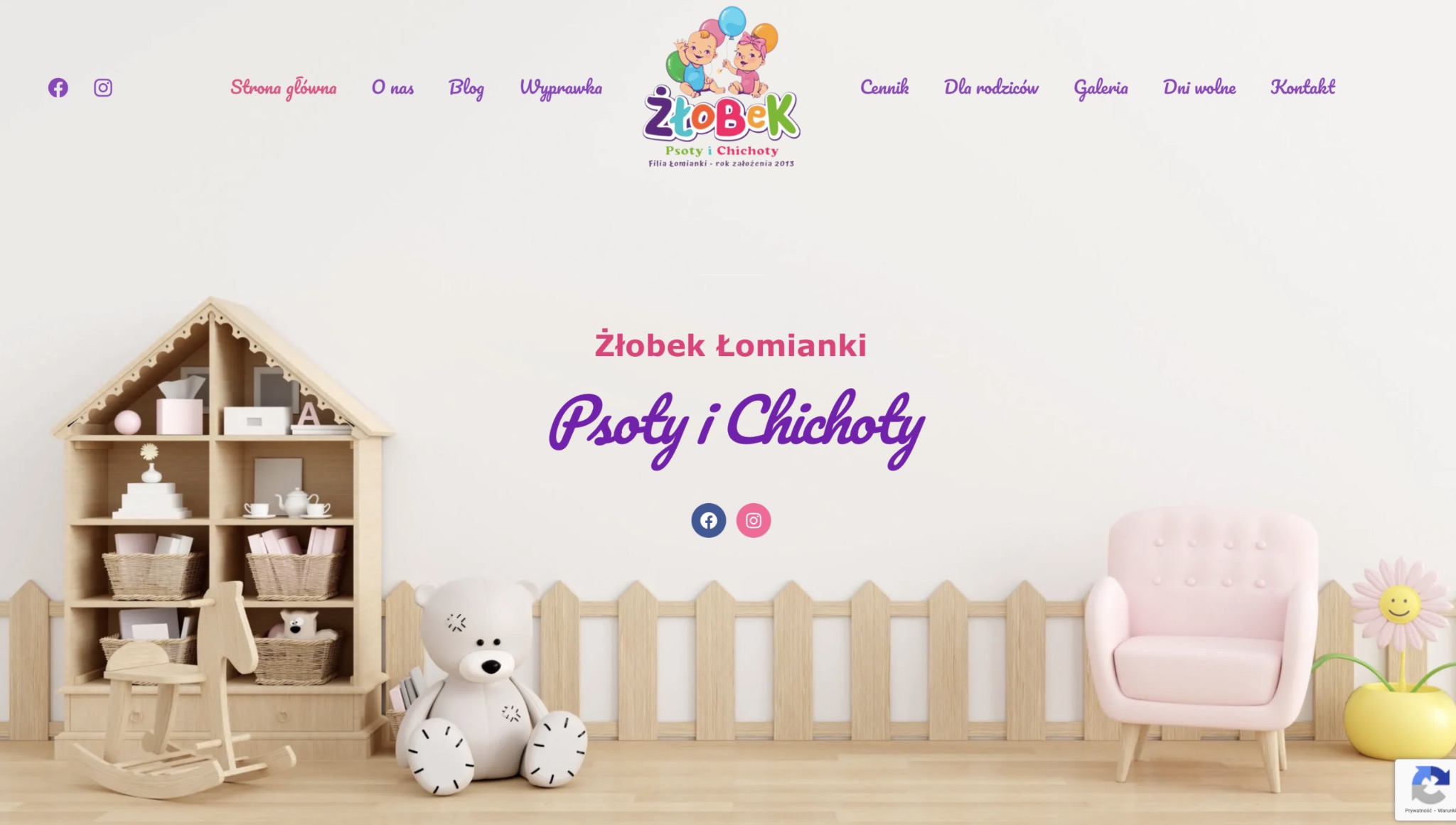 Strona internetowa żłobka z pastelową grafiką, drewnianym regałem w kształcie domku, pluszowym misiem i różowym fotelem. U góry menu nawigacyjne.