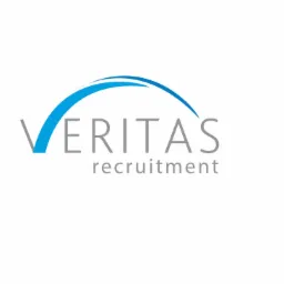 Logo firmy Veritas Recruitment z niebieskim łukiem nad nazwą, na białym tle.