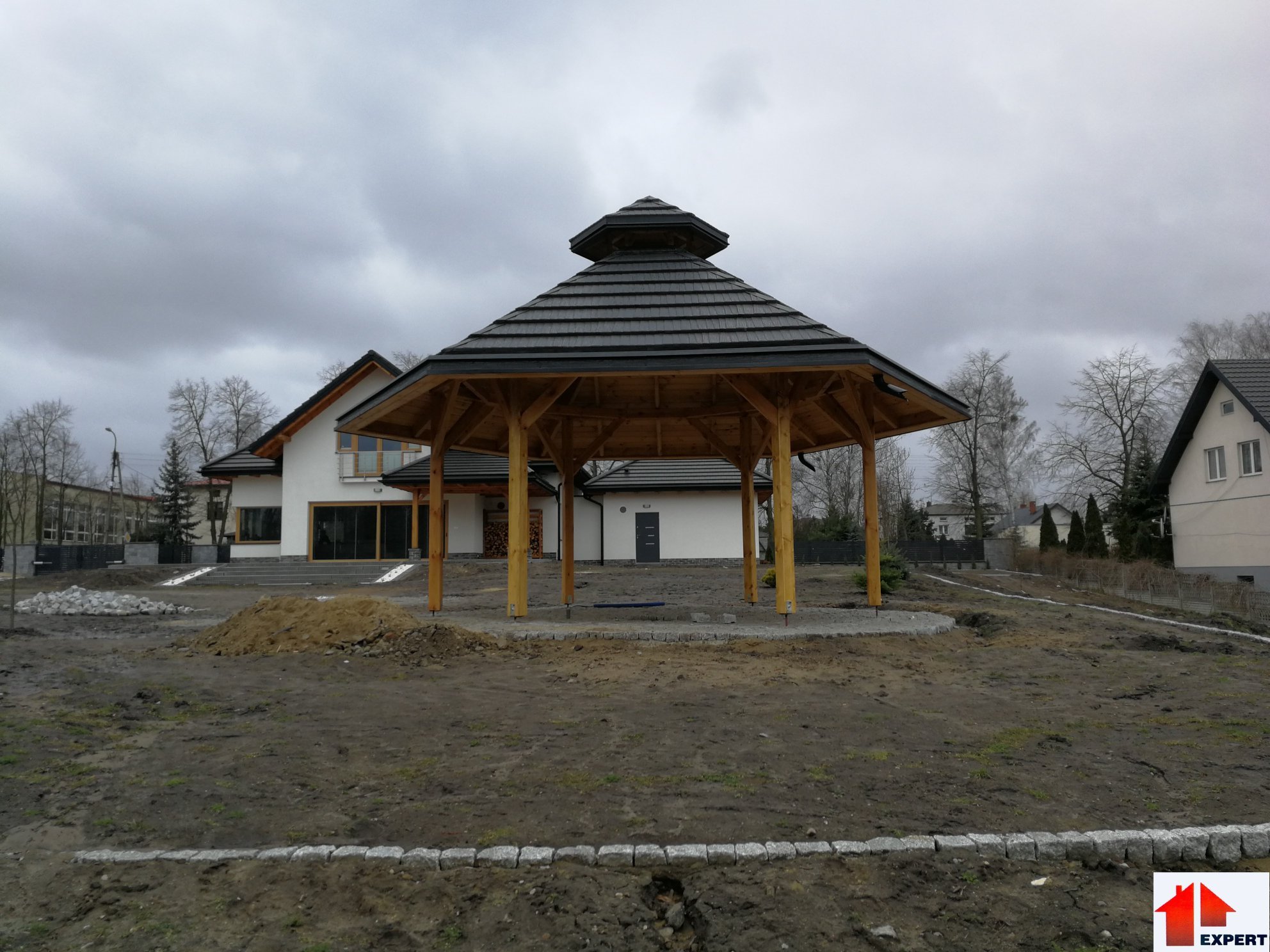 Budowa altany, pokryta blachą janosik.