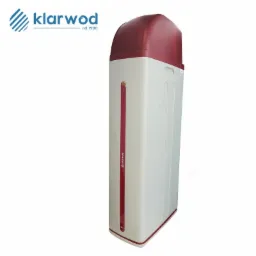 Biało-czerwony zmiękczacz wody Klarwod z widocznym logo i wskaźnikiem poziomu soli, ustawiony na białym tle. Urządzenie do uzdatniania wody w domu.