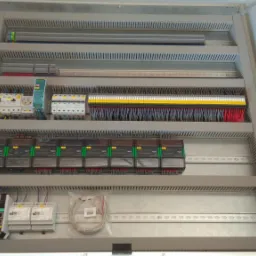 Prefabrykacja rozdzielnic zasilająco - sterowniczych.