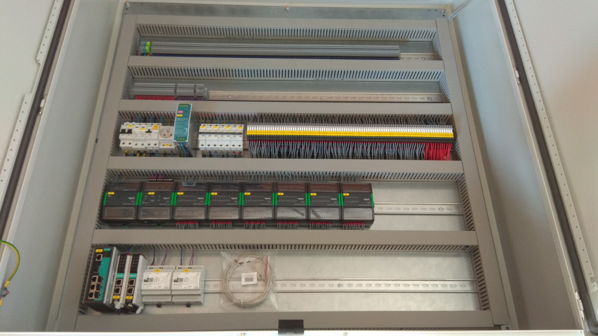 Prefabrykacja rozdzielnic zasilająco - sterowniczych.