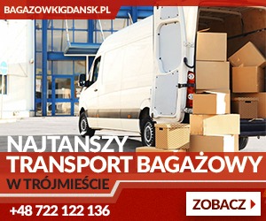 Biały bus dostawczy zaparkowany przed budynkiem, częściowo załadowany kartonami. Na pojeździe widoczny napis 'NAJTANSZY TRANSPORT BAGAŻOWY W TRÓJMIEŚCIE' oraz numer telefonu. W tle niebieskie drzwi...