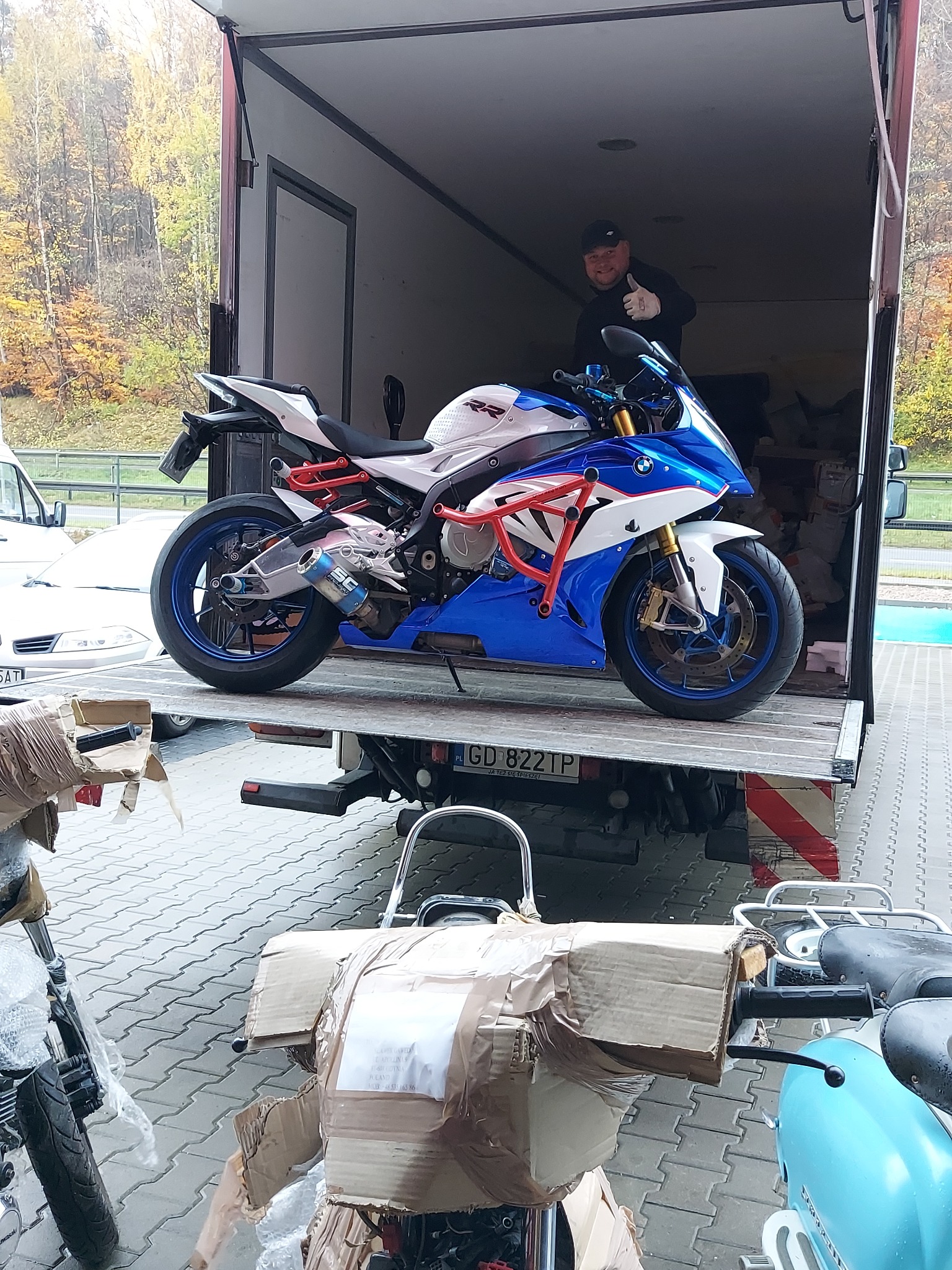 Przewóz motocykli z farsztatu do magazynów.