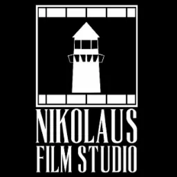 Logo firmy Nikolaus Film Studio z motywem latarni morskiej w ramce imitującej klatkę filmu, czarno-białe.