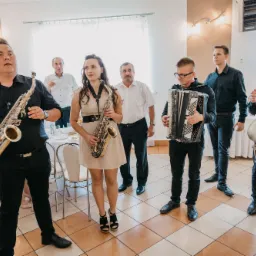 Biesiada za stołami