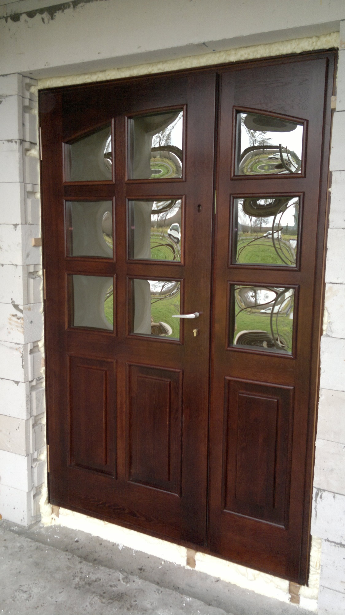 Drzwi zewnętrzne z szybami wypukłymi typu reflex